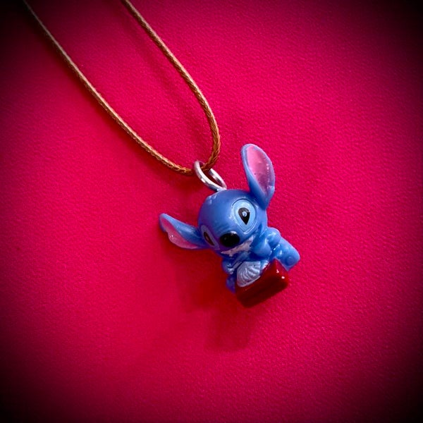Collier DISNEY avec cordon de couleur aléatoire
