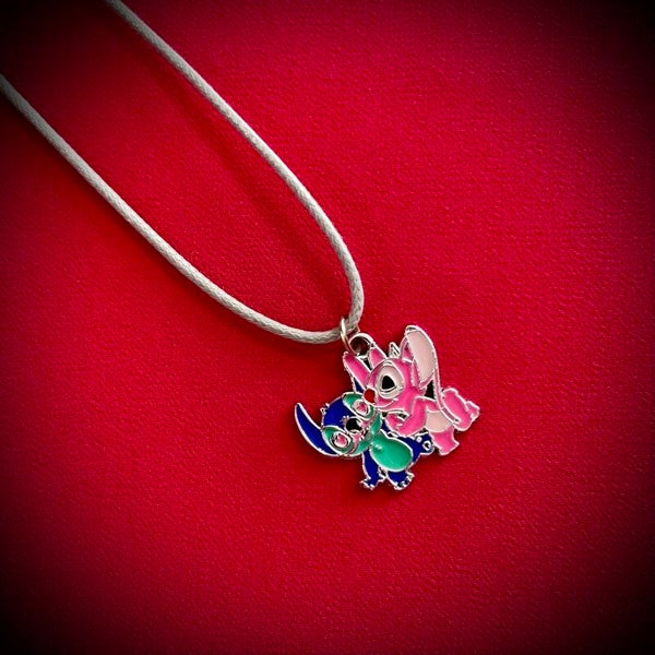 Collier DISNEY avec cordon de couleur aléatoire