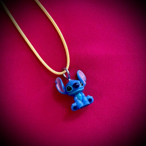 Collier DISNEY avec cordon de couleur aléatoire