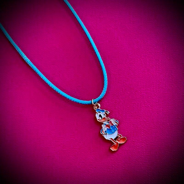 Collier DISNEY avec cordon de couleur aléatoire