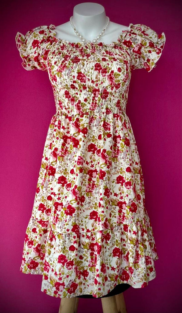 Robe Courte à Motifs – Un Style Intemporel