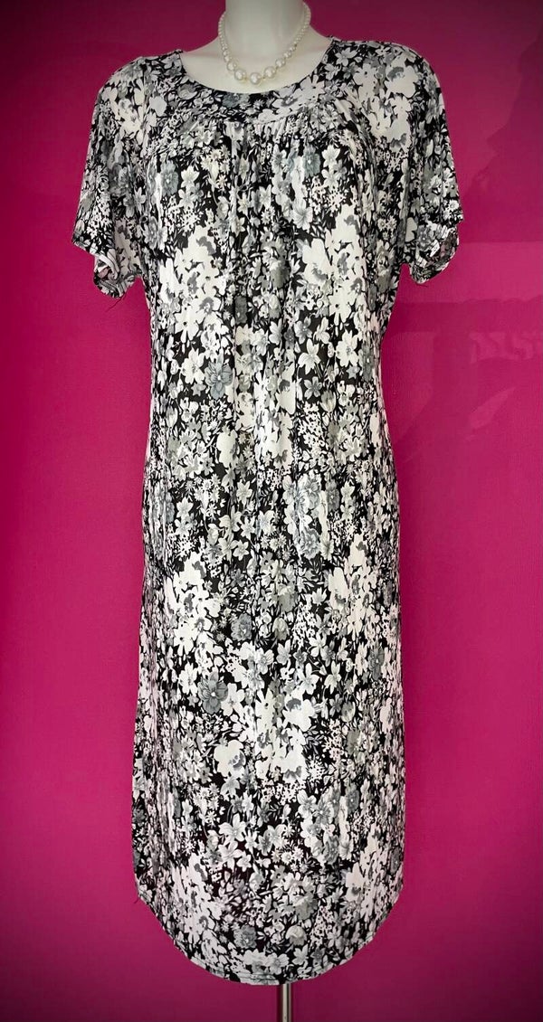 Robe Longue à Motifs – Élégance et Raffinement