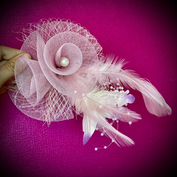 Fleur à pince pour cheveux et veste
