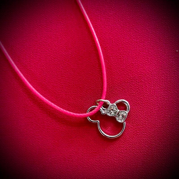 Collier DISNEY avec cordon de couleur aléatoire