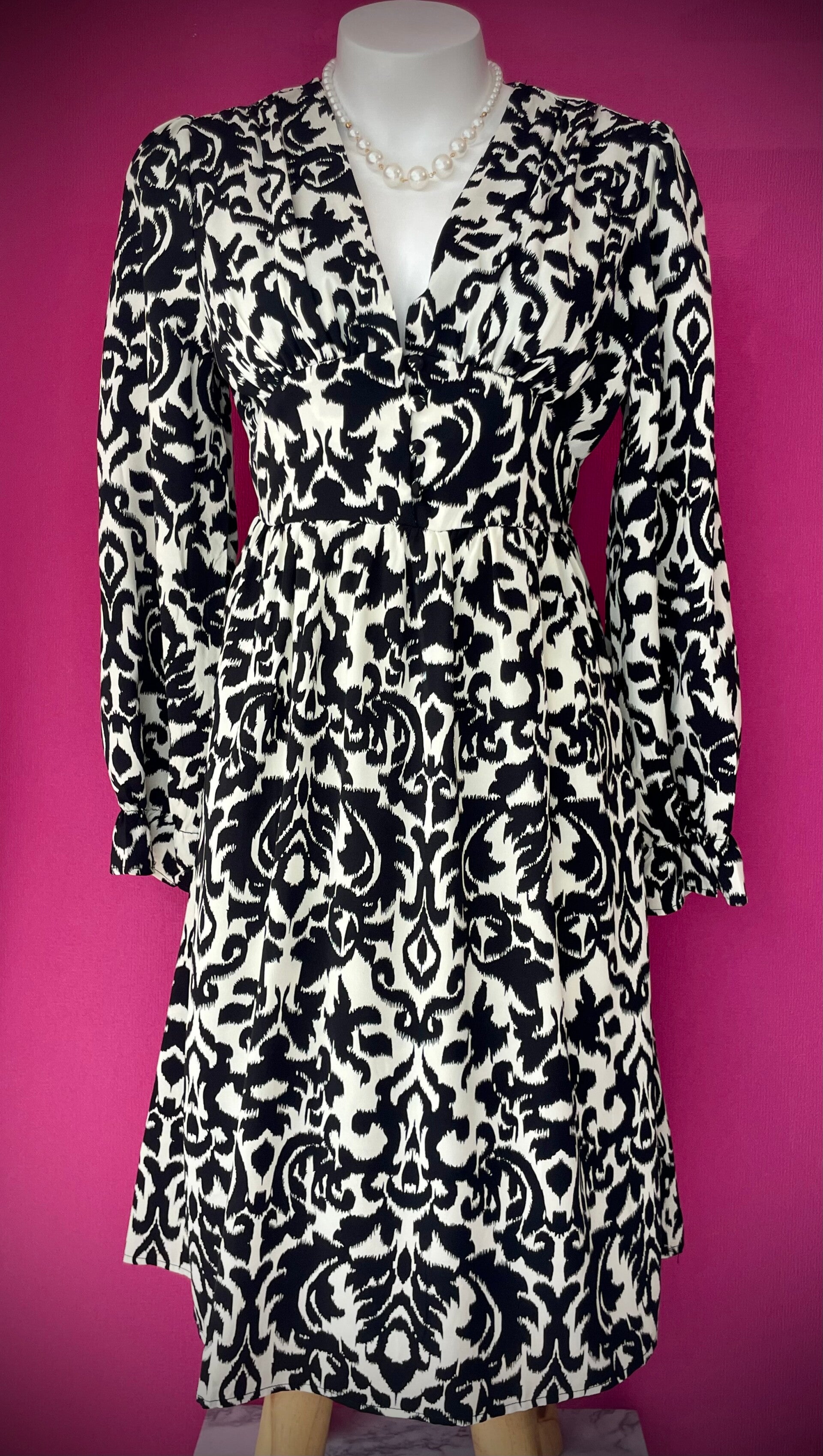 Robe Courte à Motifs – Un Style Intemporel