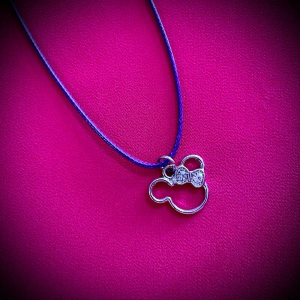 Collier DISNEY avec cordon de couleur aléatoire