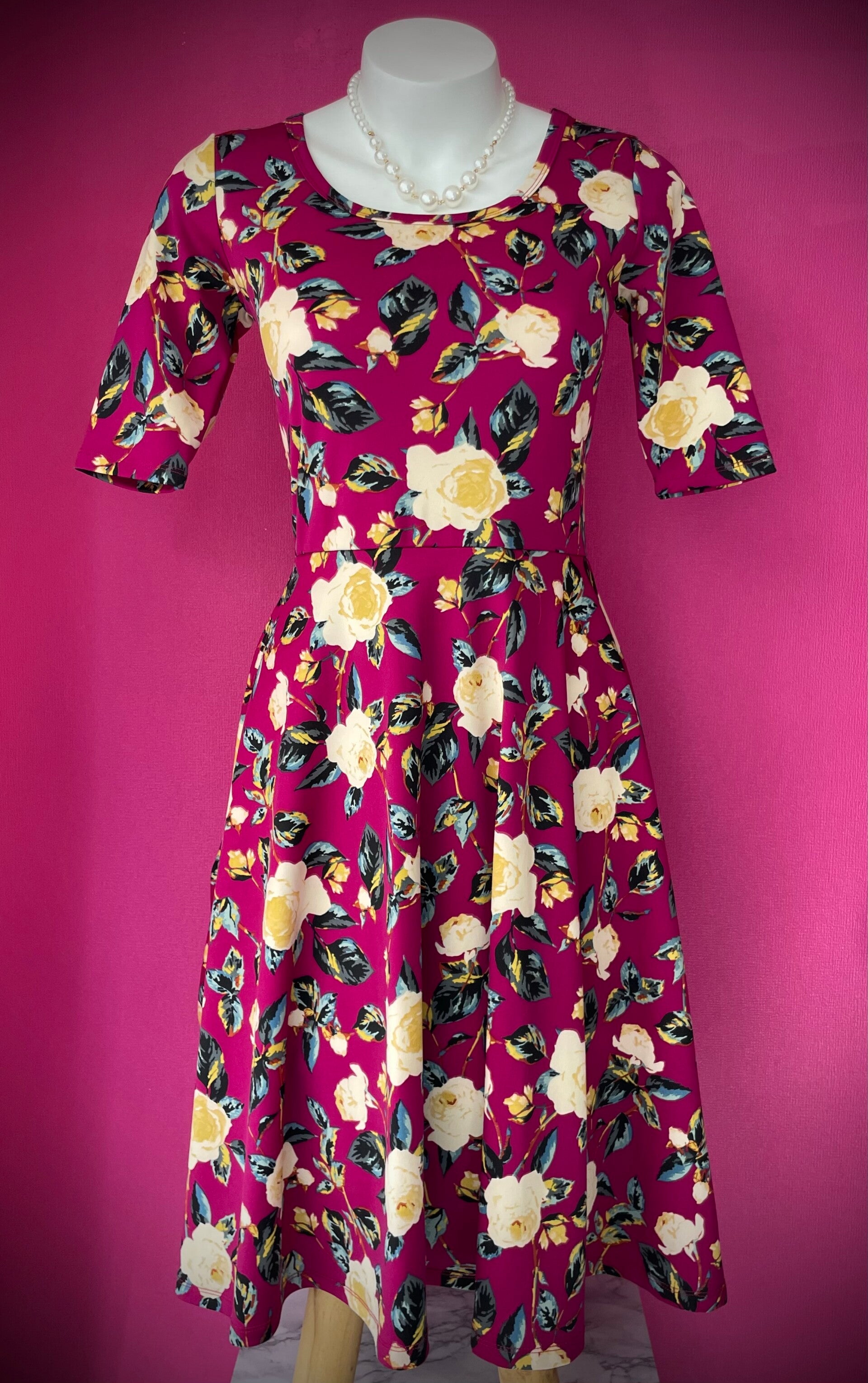 Robe Courte à Motifs – Un Style Intemporel