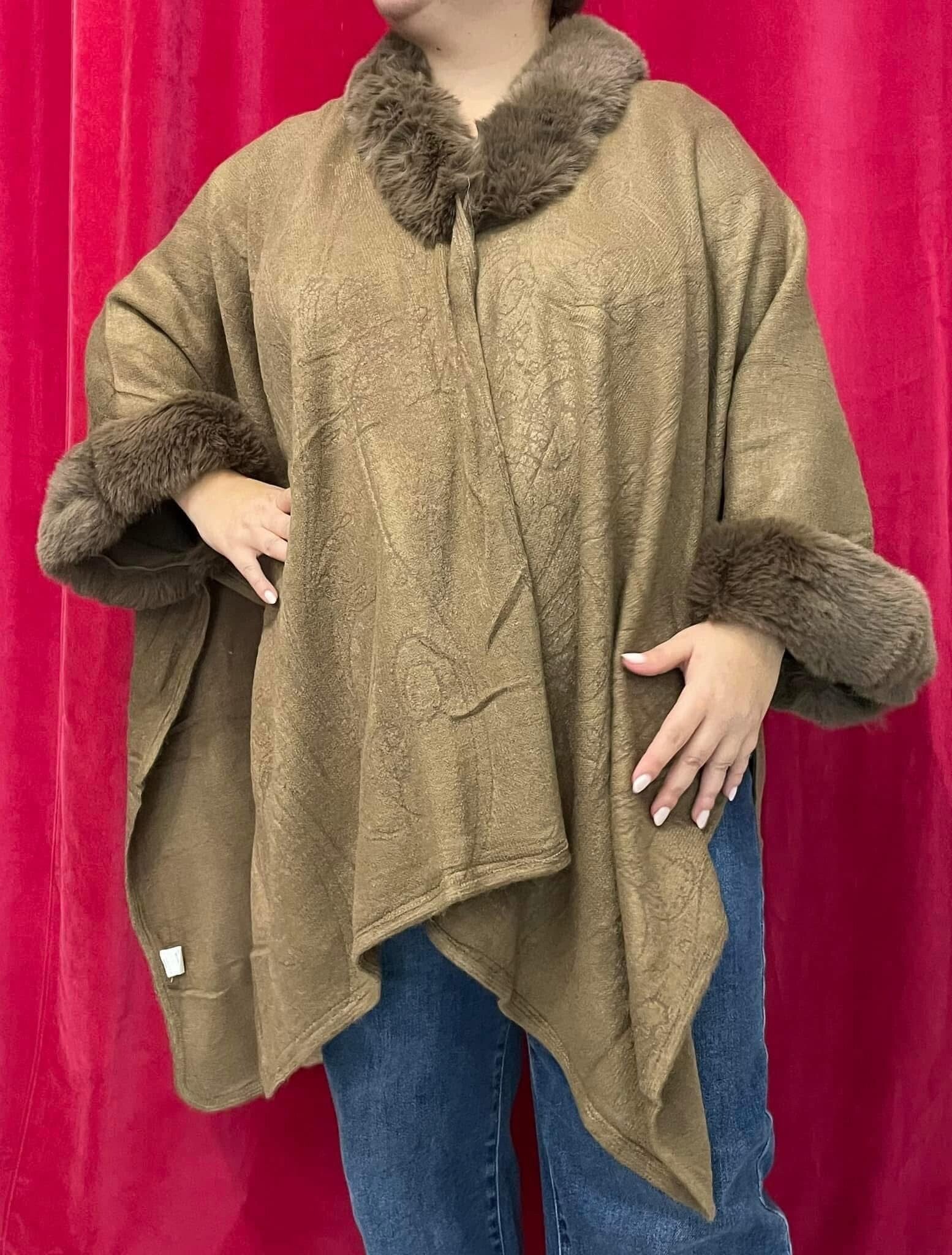 Poncho Douillet avec Finition Moumoute – Élégance et Confort