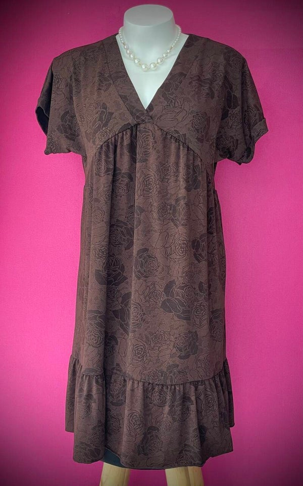 Robe Courte à Motifs – Un Style Intemporel