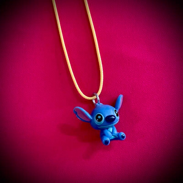Collier DISNEY avec cordon de couleur aléatoire