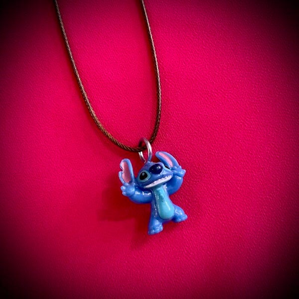 Collier DISNEY avec cordon de couleur aléatoire