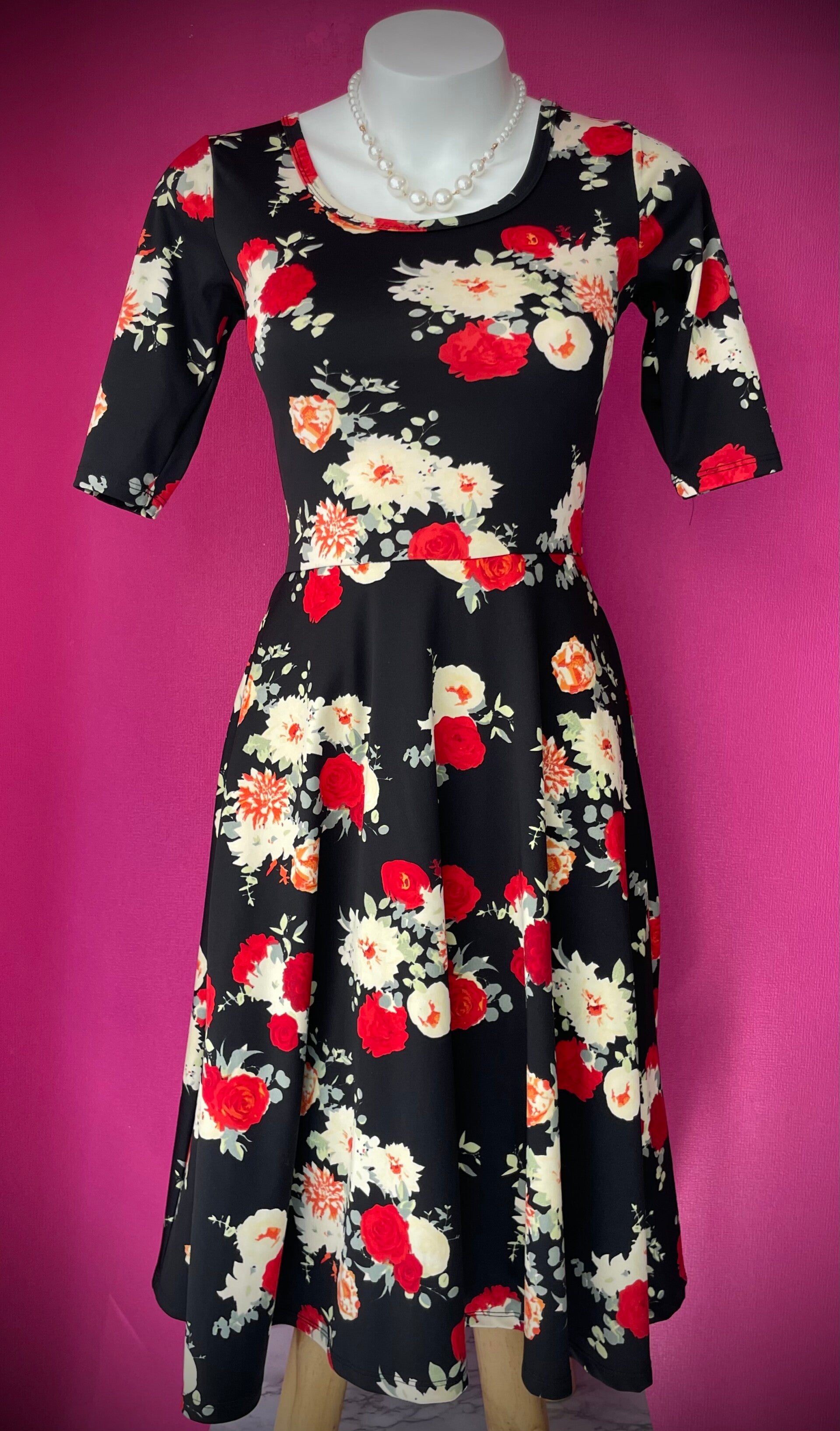 Robe Courte à Motifs – Un Style Intemporel