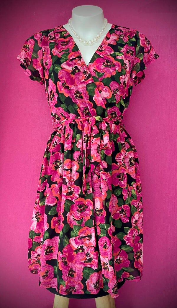 Robe Courte à Motifs – Un Style Intemporel