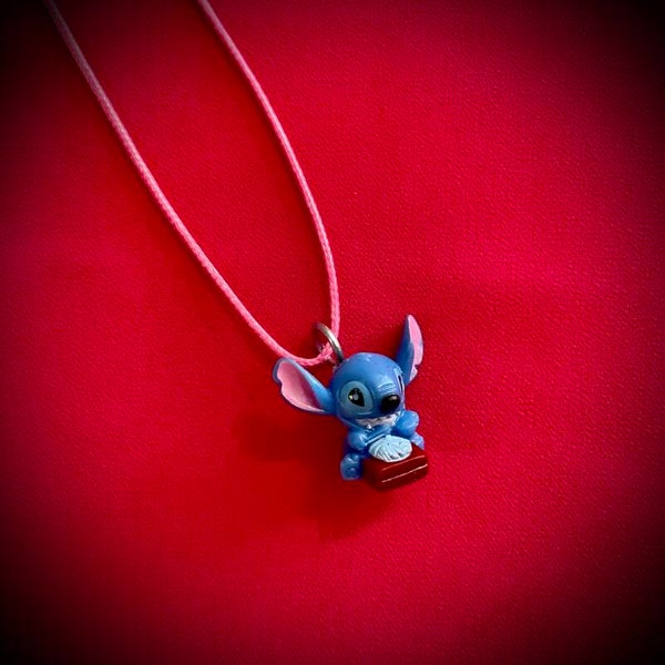 Collier DISNEY avec cordon de couleur aléatoire