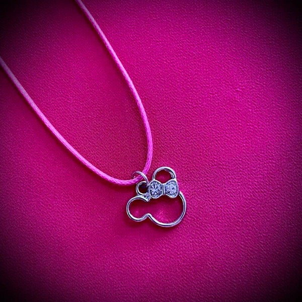 Collier DISNEY avec cordon de couleur aléatoire