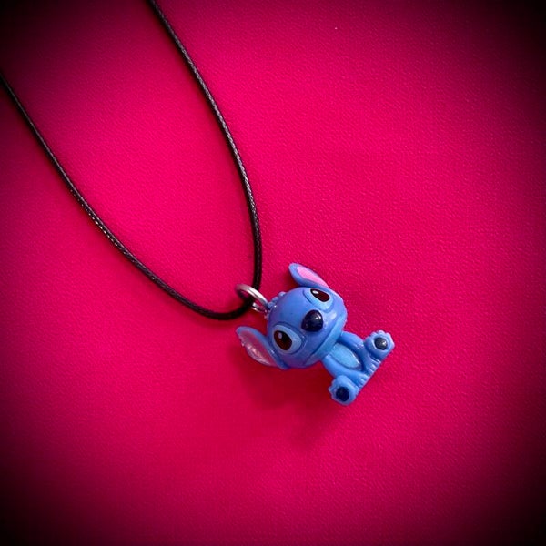 Collier DISNEY avec cordon de couleur aléatoire