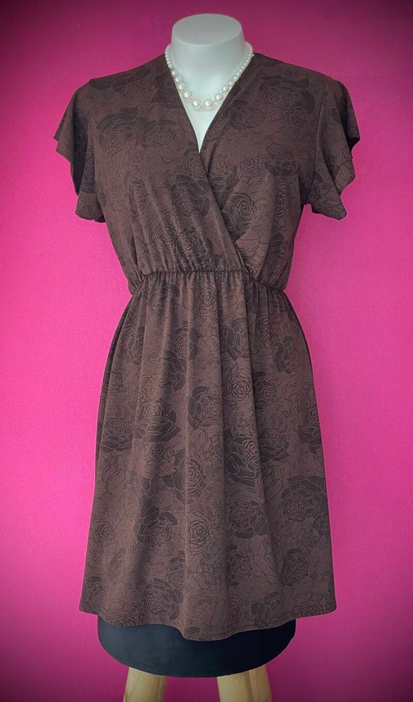 Robe Courte à Motifs – Un Style Intemporel