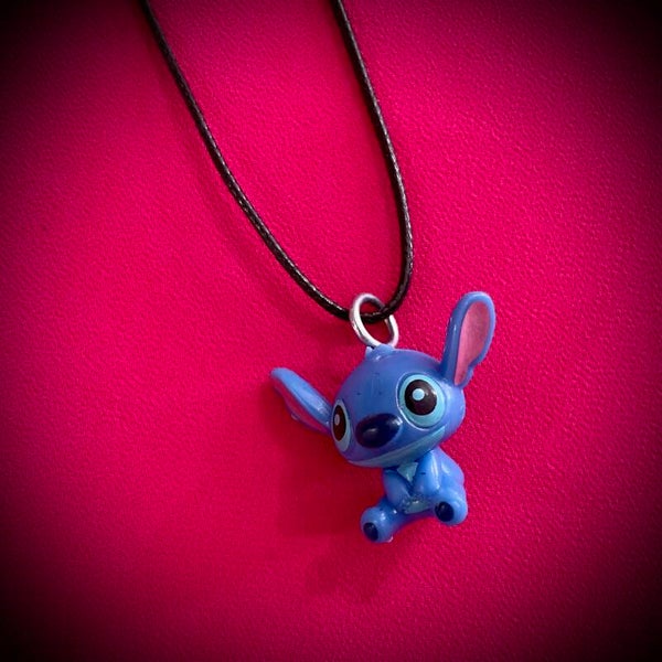 Collier DISNEY avec cordon de couleur aléatoire