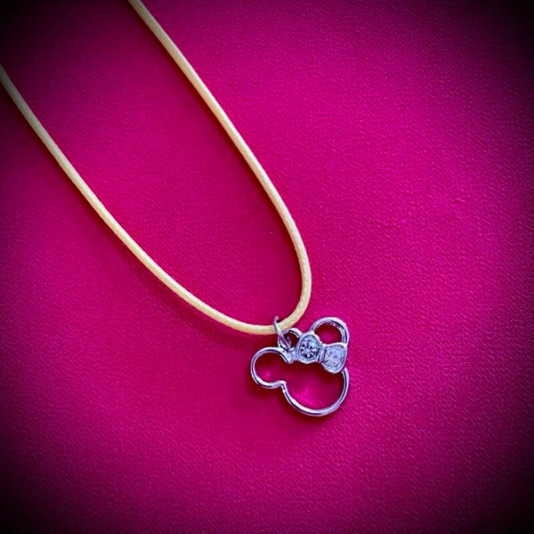 Collier DISNEY avec cordon de couleur aléatoire
