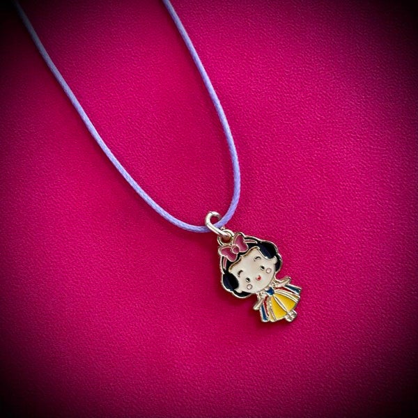 Collier DISNEY avec cordon de couleur aléatoire