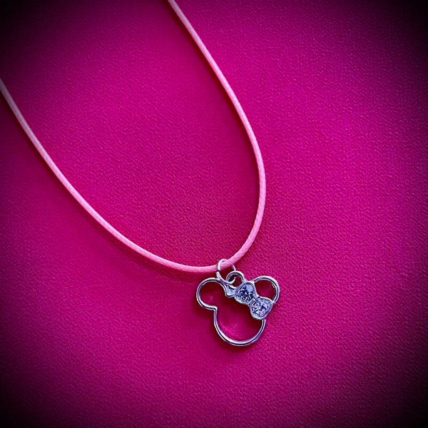 Collier DISNEY avec cordon de couleur aléatoire
