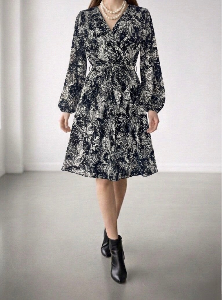 Robe Courte à Motifs – Un Style Intemporel
