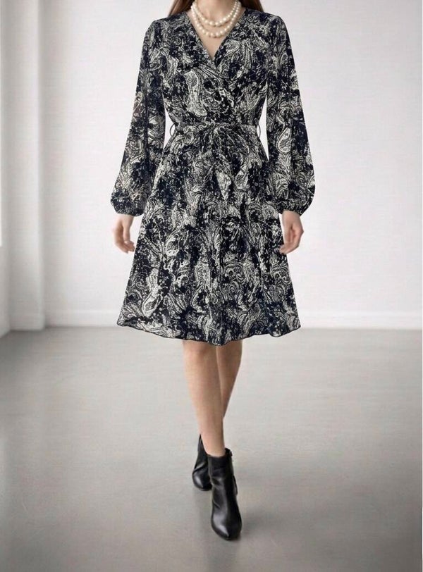Robe Courte à Motifs – Un Style Intemporel