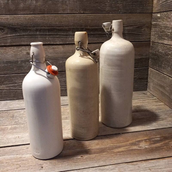 Set van 3 witte Franse aardewerken Gres flessen.