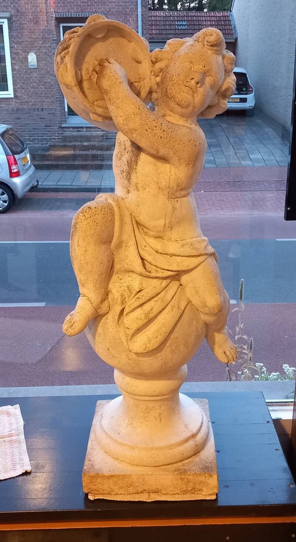 Engelen tuinbeeld met tamboerein.