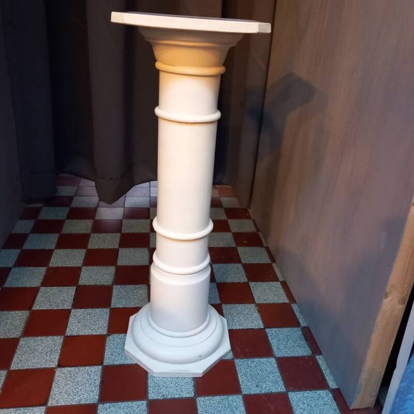 Creme witte alabaster zuil.