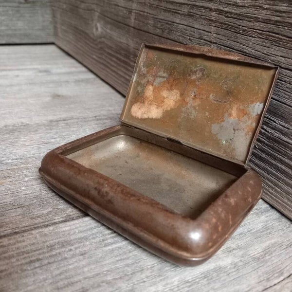 Metalen tabaksdoosje.