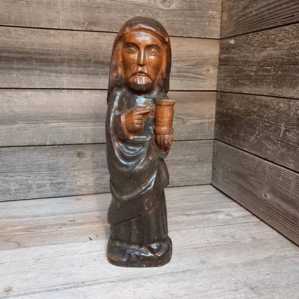 Houten handgesneden beeld van monnik met zandloper.