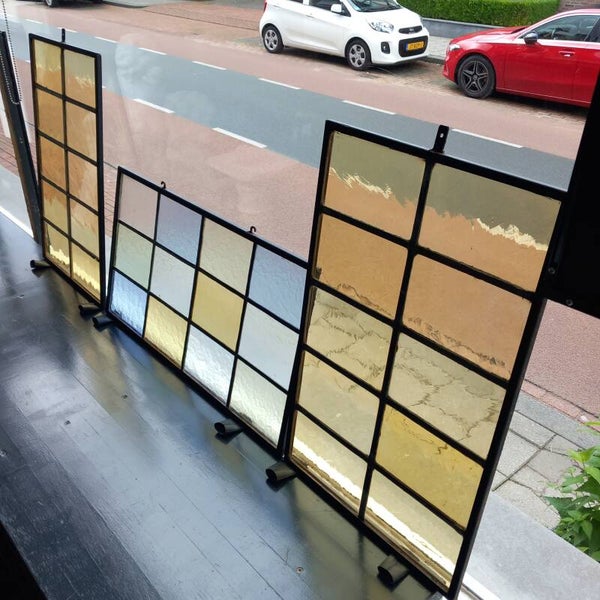 Set van drie glas in lood ramen, in stevig stalen frame.