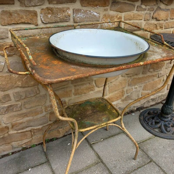 Metalen brocante wastafel met emaille wasbak.