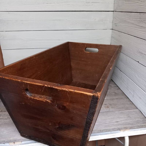 Grote stevige houten voorraadbak met handvaten.