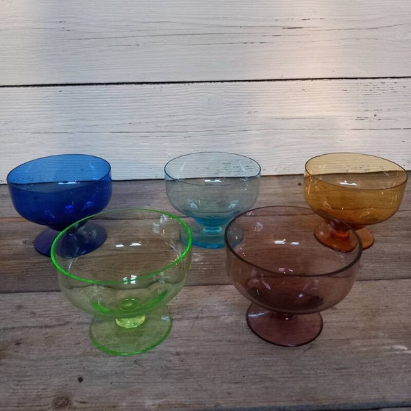 Set van 5 Art Deco coupes, 1x uraniumglas, Kristalunie Maastricht.