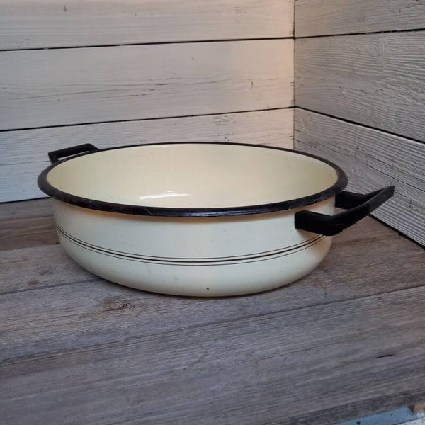 Grote cremekleurige emaille schaal.