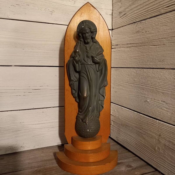 Heilig hart beeld op een houten console.