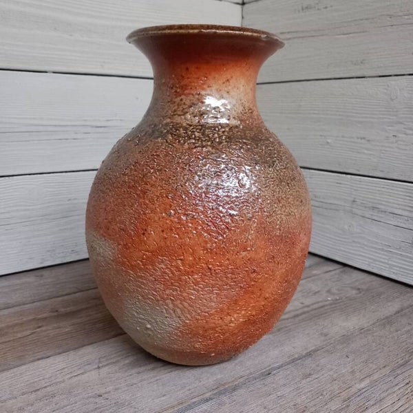 Prachtige aardewerken vaas met gemeleerde kleurstelling.