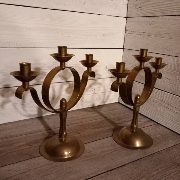 Set van 2 puntgave koperen Art Deco kaarsenkandelaars.