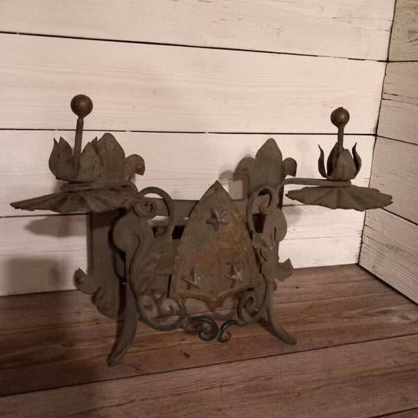 Set van 2 robuuste smeedijzeren wandornamenten.