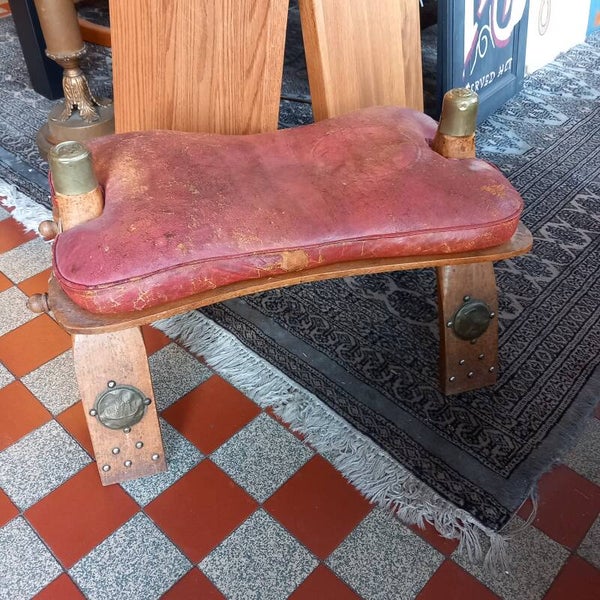 Authentieke kamelenkruk van leer en hout.