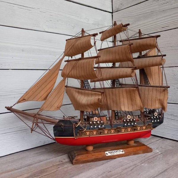 Houten miniatuur model zeilschip.