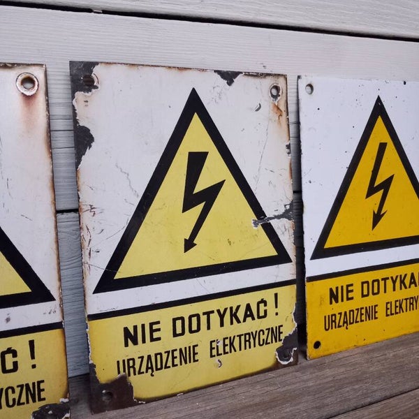 Emaille waarschuwingsbord, Pools, niet aanraken elektrisch apparaat.