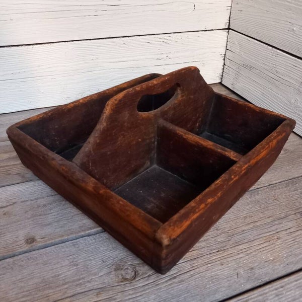 Stevig charmant en decoratief brocant houten bakje.