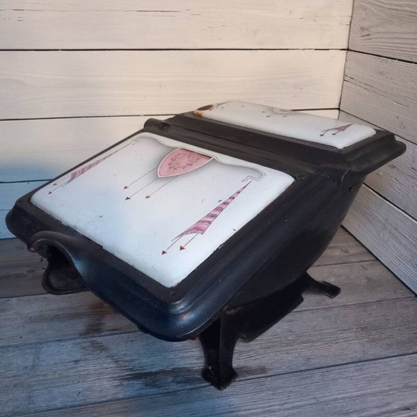 Gietijzeren kolenkit, met emaille decoratie.