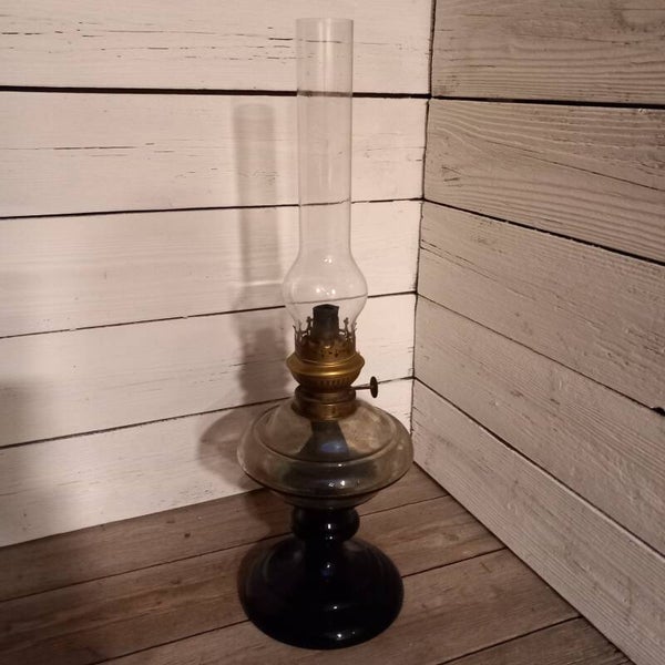 Mooie puntgave glazen petroleumlamp.