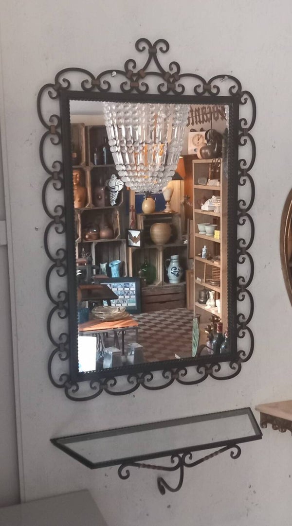 Set van smeedijzeren spiegel met glazen planchet.