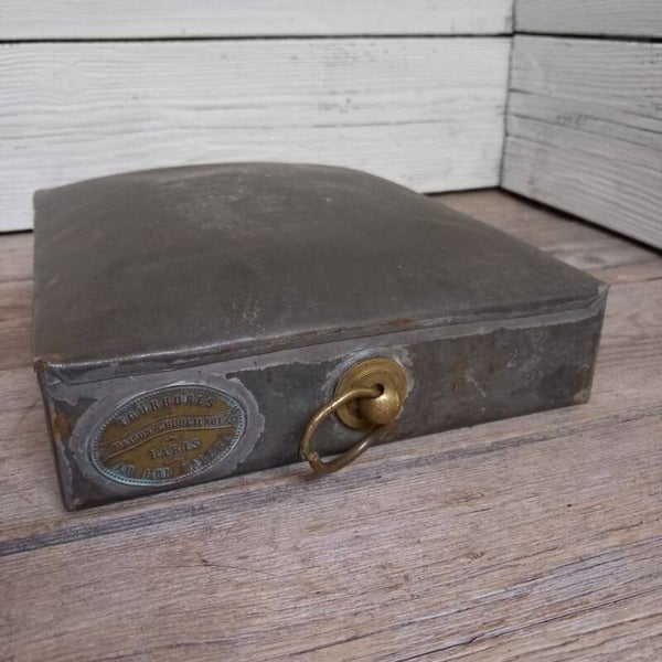 Antieke Franse zinken waterkruik / voetenwarmer, van Maison A. Boucicaut