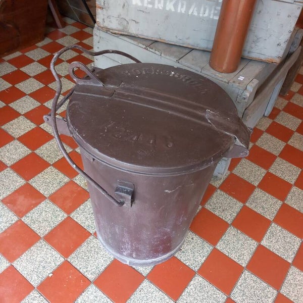 Vintage zinken afvalemmer uit Hoensbroek.